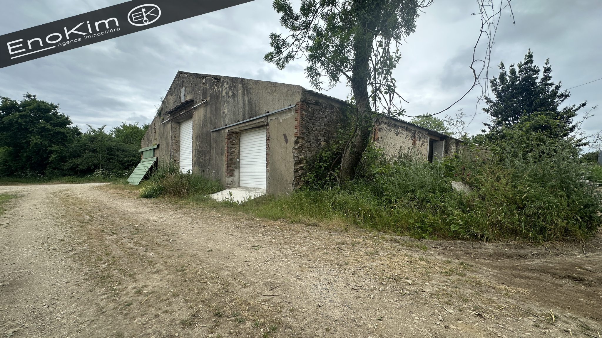 Maison en pierre avec grange Grosbreuil